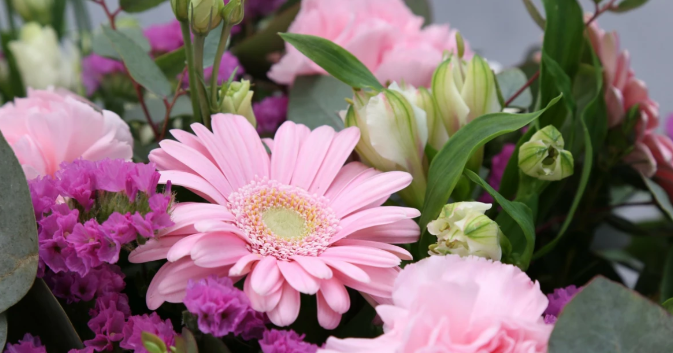 Reasons to use services of online flower delivery
